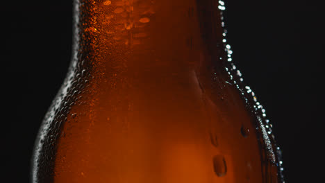 Nahaufnahme-Von-Kondensationstropfen,-Die-An-Einer-Flasche-Kaltem-Bier-Oder-Erfrischungsgetränk-Herunterlaufen